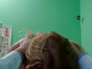 Blondinė su ne kelnaitės dulkinimasis expert į ofisas