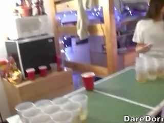 I ri konvikt mates duke pasur e pisët kapëse
