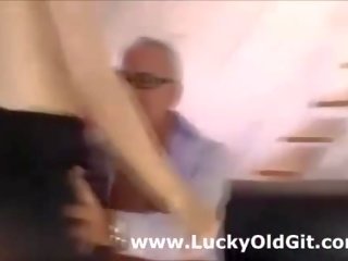 舊的 英國的 bloke 亂搞 有吸引力 愛人 在 絲襪