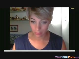 Superior short haired rumaja spreads her bokong