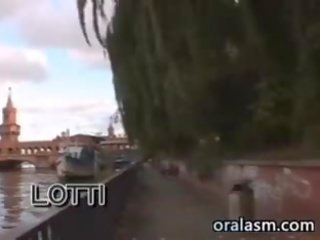 Mendapat yang menghisap zakar dalam awam oleh yang pengiring pov