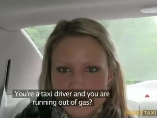 Gyzykly blondinka aldalan by a taxi driver