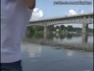 Real başlangyç brunet has kirli film in jemagat öňünde in a gämi and eats the gutarmak