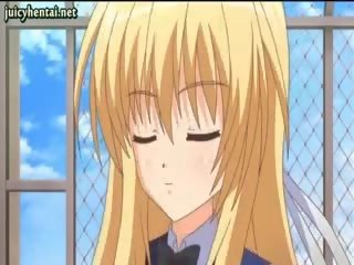 Blondýnka anime rys dělá nohapráci
