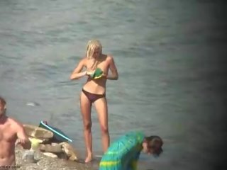Eşiksiz blondinka ýaşlar pläž film