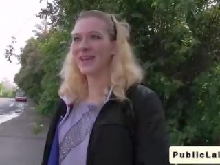 Big bokong pirang amatir fucks outdoors in publik