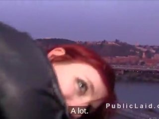 Gyzyl saçly euro bala bangs in jemagat öňünde