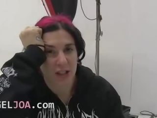 Tvrdéjádro pankáč akce s exquisite tatooed žena