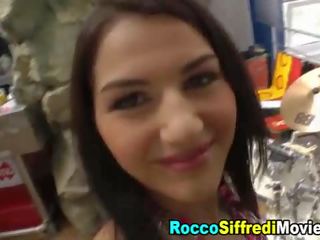 Brune shoqërues sucks i madh cocks