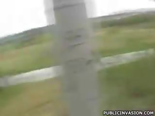 Enchanting buhok na kulay kape ang pagsubo ng titi habang pababa sa kanya knees sa berde grass