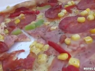 Liliane delivered pitsa n fucked daşda