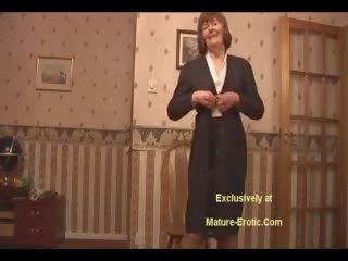 Desirable vecmāmiņa uz zeķe un josta vids no matainas