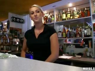 Amatur babe lenka ditumbuk di yang bar