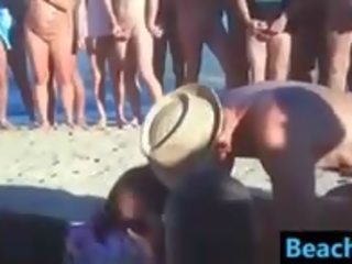 Swingers making love at the pläž