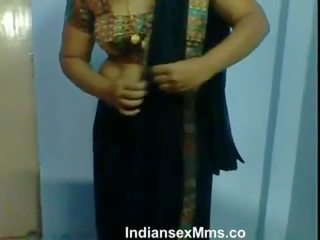 Sedusive Bhabhi after bath Wearing Saree Desi Mms