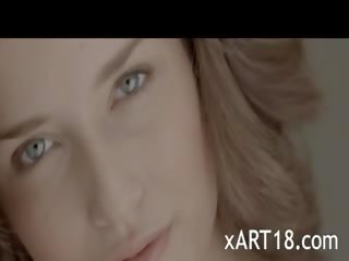 Extrémní malena masturbuje v podpatky
