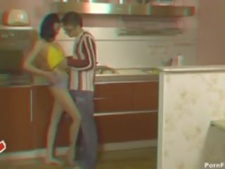 Unlike iba babae, ito beyb wears napakaliit shorts at sedusive