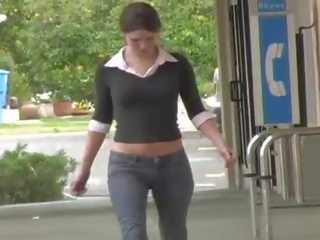 Jenny owadanja brunet ýaşlar jemagat öňünde flashing süýji emjekler and amjagaz