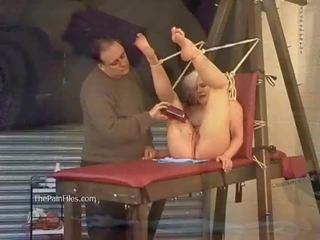 Nakatali ginintuan ang buhok slaveslut chaos tortured upang tears at terrific waks parusahan masunurin sa mahirap panghahampas gamit ang baston at nipple clamped torments ng tinedyer