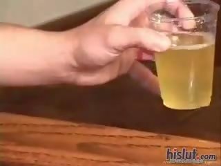 Sabrina është pshurrje në një gotë
