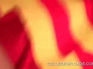 Kolledž fanatka rubbing twat in close-up