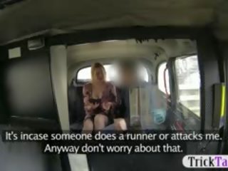 Owadanja blondinka turist gives agzyňa almak to pay for her taxi fare