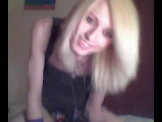 Platinum blondinė emo t mergina nėra a tiek apie švelnus pozavimas