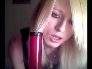 Platinum blondinka emo t-gyz does a bit of ýuwaş sikmek poza durmak