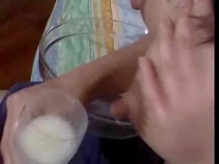 巨乳 stunner squeeze 她的 乳房 doc