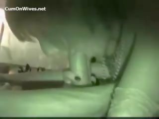 Beguiling hospodyňka saje penis a fucks na lůžko v trojice