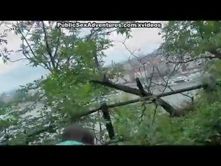 Těžký nahoru mladý žena má dospělý video v veřejné místo