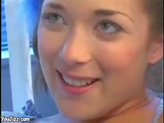 Kaislīgas aukle fucks a midgets liels prick grand mammīte