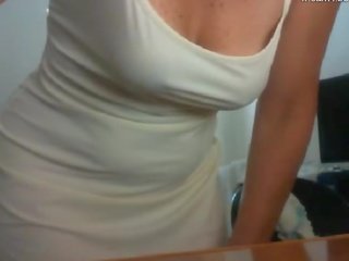 Femme 60 ans flash poitrine qui pent