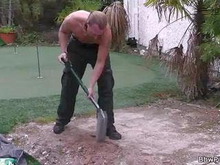 Blondinka çişik in içki geýim seduces garden-worker