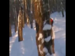 Ljubica nag v na snow