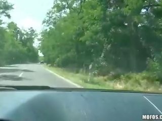 Hitchhiker pāris jāšanās iekšā the van