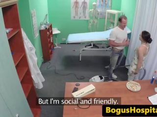 Profesor balluke duke pastruar shërbyese në krevat