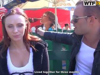 Margot exhibits të saj jashtë norme bits dhe prek për para