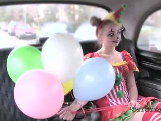 Cheated meisje pony in namaak taxi voor wraak