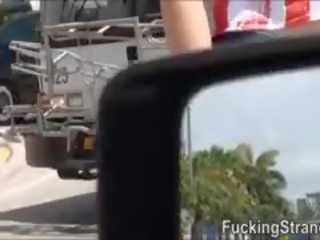 Hitchhiker slaidas mazulīte tali dava gali augšup fucked uz the van