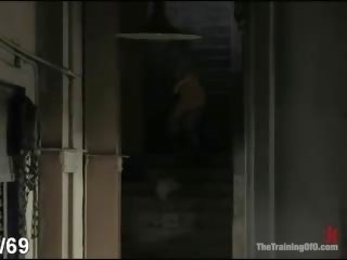 Jashtë norme fantazi i i zbukuruar grua e lidhur