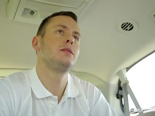 可爱 按摩师 乱搞 他的 司机 在 他的 面包车 在户外