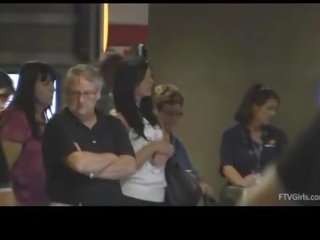 Madeline 诱人的 褐发女郎 女孩 公 闪烁 奶 和 说 关于 她自己