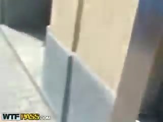 공공의 입 부터 금발의 에 빨강 드레스