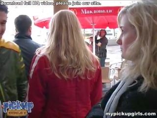 Curly pirang licks the member and fucks in the jalan mov