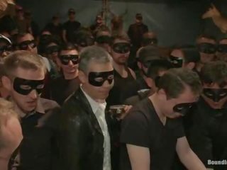 Captured kaakit-akit na lalake ay makakakuha ng inabuso sa a bar puno ng Mainit upang trot masked mga lalaki