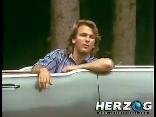 Retro novia consigue follada en superior de un driving coche