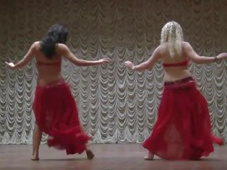 Skaistas, apdullinātas, jauks, krūtainas vēders dancers