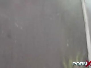 Pornxn prime blondinka jemagat öňünde siýmek