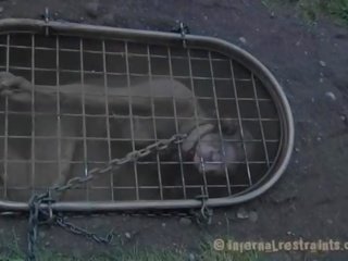 Caged femme fatale vynucený na dej výstřik